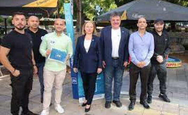 Кандидатът за народен представител от Демократична България Надежда Йорданова посети