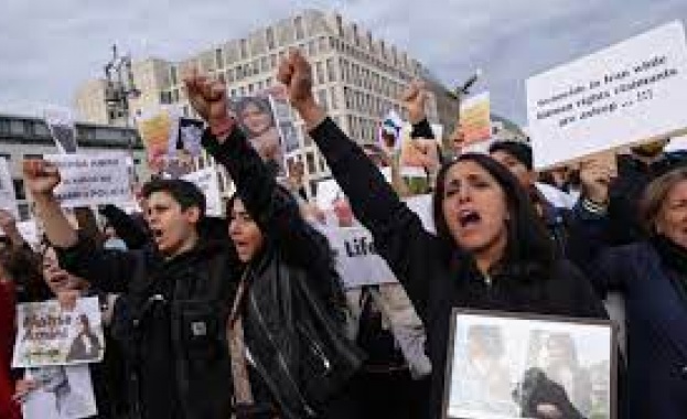 В Иран не стихват протестите, избухнали след смъртта на млада жена