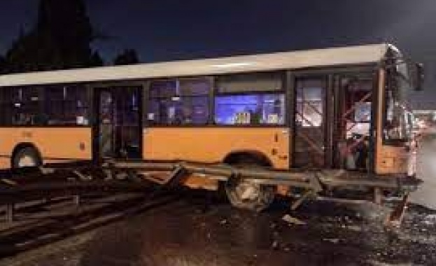 Автобус на градския транспорт катастрофира в София, няма пострадали
