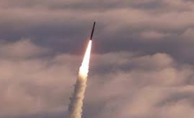 Северна Корея е изстреляла три балистични ракети които са се