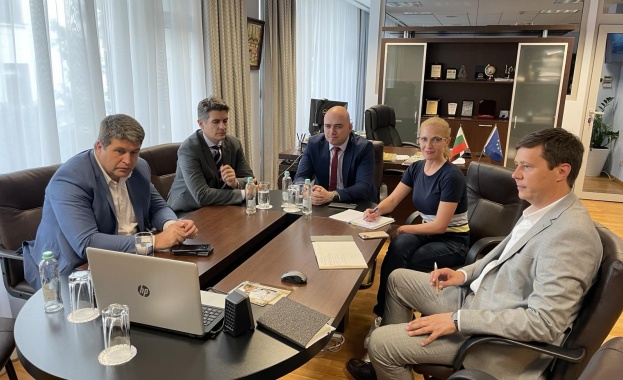 Министърът на туризма д р Илин Димитров се срещна с летищните