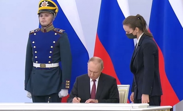 Руският президент Владимир Путин подписа споразумения за приемане на Донецката