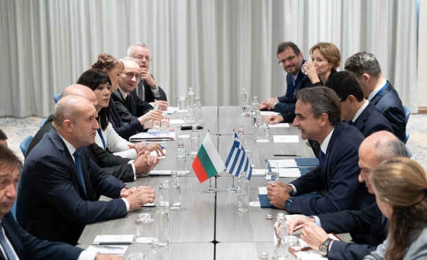 Румен Радев и Кириакос Мицотакис: Стратегическото партньорство между България и Гърция е пример за нашия регион   