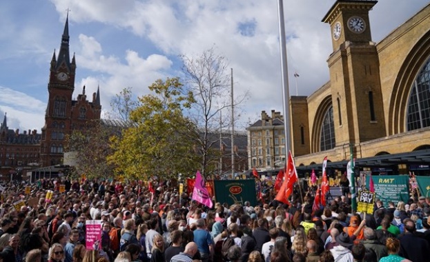 Хиляди активисти във Великобритания излязоха на протести срещу повишаването на