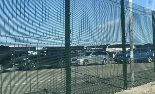 Колона от автобуси се е образувала на Капитан Андреево на