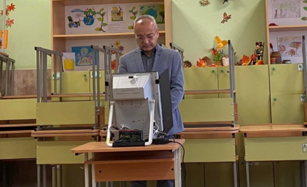 Служебният министър председател Гълъб Донев упражни правото си на вот в