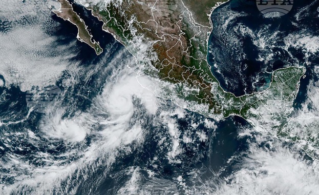 Тропическата буря Джулия прерасна в ураган, съобщи американският Национален център