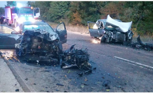 Катастрофа между два леки автомобила е причина за затварянето на