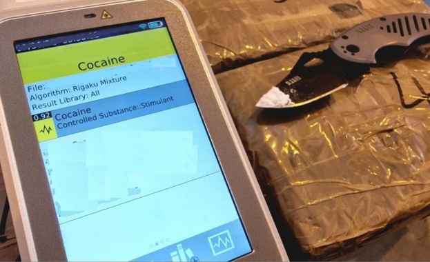 Митнически служители задържаха над 5 5 кг кокаин укрит в товарен