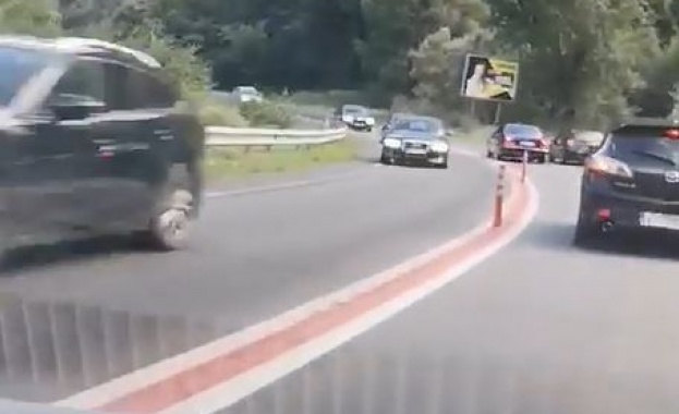 НСО понижи шофьора, който бе заснет да избутва коли от пътя в Кресненското дефиле