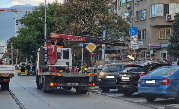 Шофьори системно паркират на спирки на градския транспорт в града