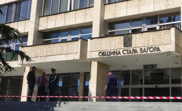 Евакуираха сградата на Община Стара Загора заради сигнал за бомба Около