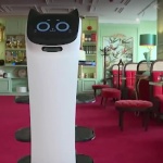 Робот приема и носи поръчки в столично заведение