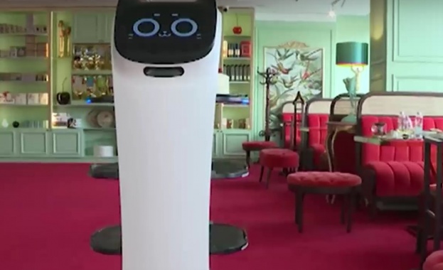Симпатични роботи станаха част от персонала на столично заведение Във