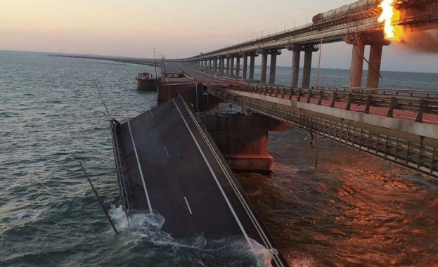 НАК: Камион е взривен на Кримския мост (Видео)