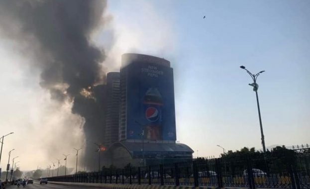 Голям пожар избухна в търговски център в Пакистан За щастие