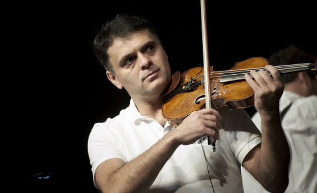 Цигуларят Васко Василев подготвя акустично турне в България. То ще