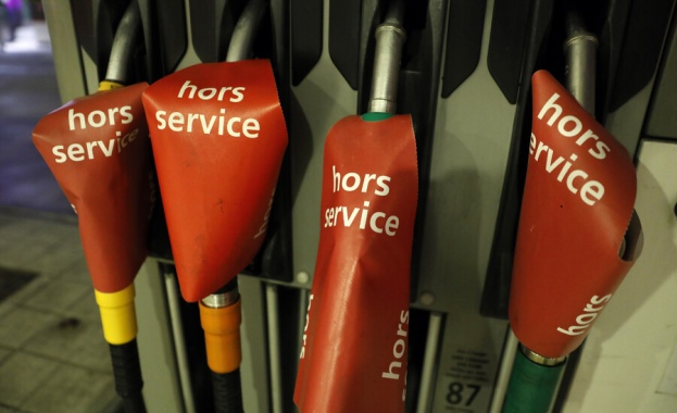 Криза за гориво във Франция Дълги опашки от шофьори се