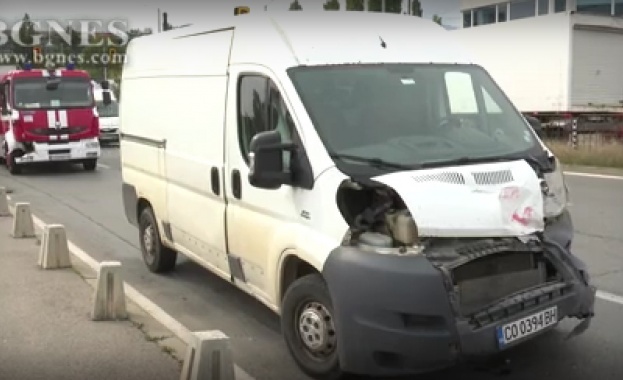 Лека катастрофа между микробус и противопожарен автомобил стана преди обяд