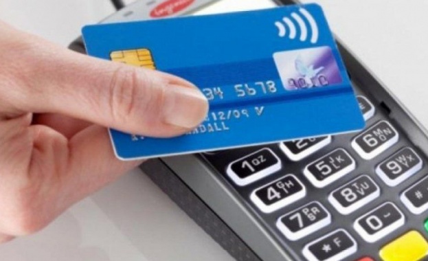 Задържаха мъж и жена теглили големи кредити от името на