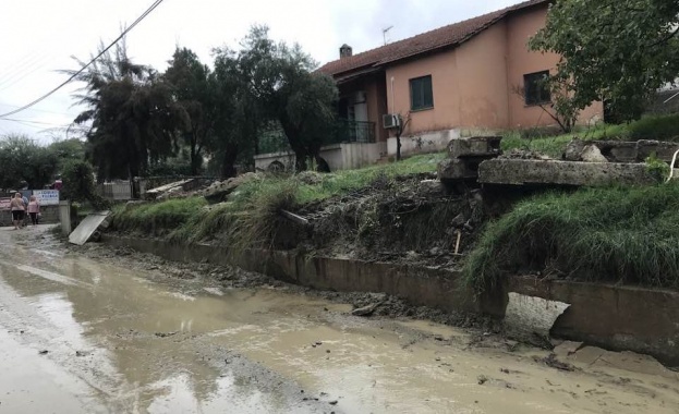 Силни дъждове наводниха гръцкия остров Корфу, а се очаква да