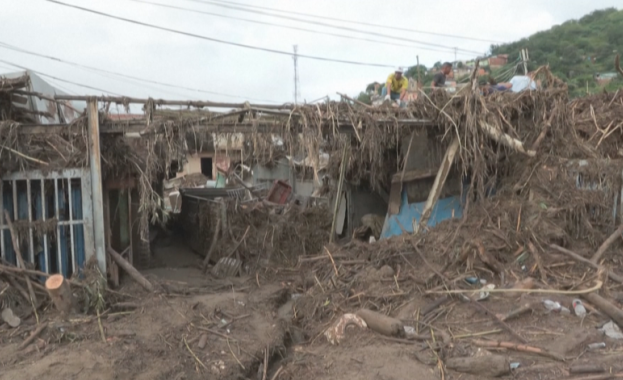 Най малко 36 души загинаха а 56 са в неизвестност при