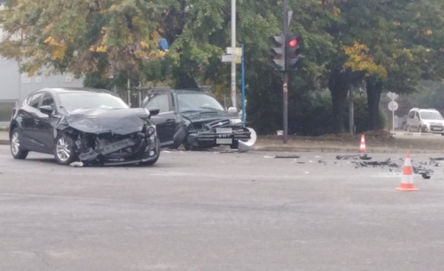 Катастрофа между два леки автомобила стана тази сутрин в Благоевград