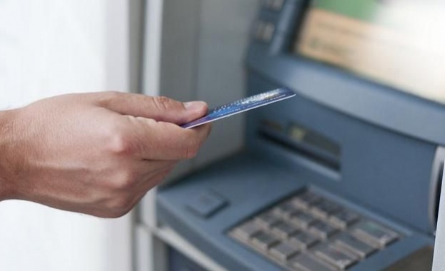 Хиляди клиенти щурмуваха банкоматите в Ирландия поради техническа неточност позволяваща