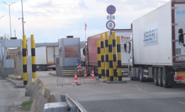Интензивен трафик на камиони има на границата с Турция Това