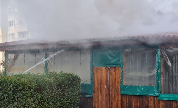 Виновникът за палежа в Казалък се барикадира в дома си