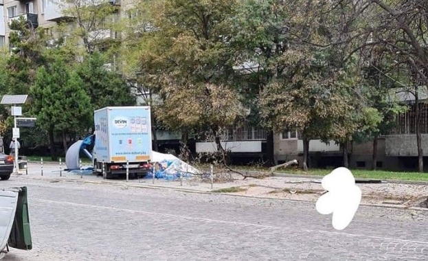 Камион се вряза в спирка на градския транспорт в София.