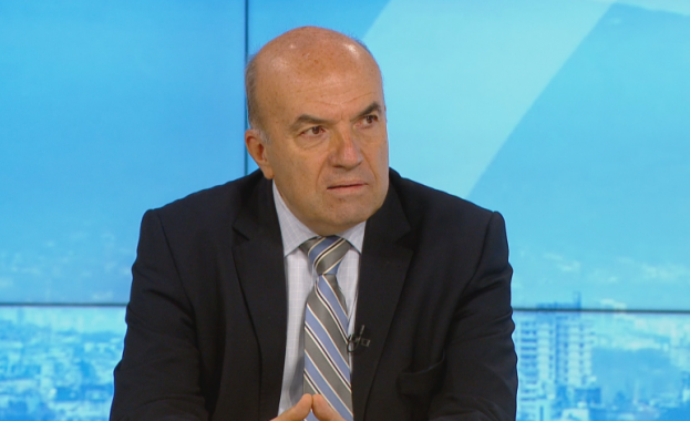 Все по трудно става организирането на избори в чужбина каза служебният