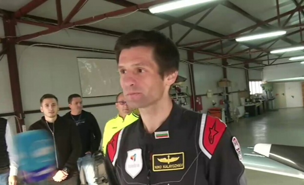 Българският пилот Николай Калайджиев подобри днес световен рекорд на Гинес