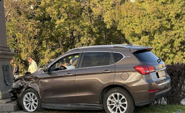 Катастрофа между два джипа затрудни движението по Орлов мост Инцидентът