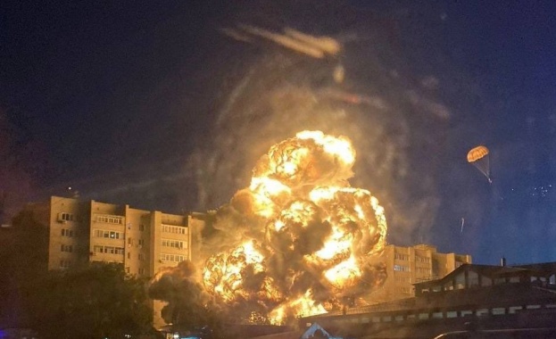 Пълен самолет се заби в жилищна сграда в руския град