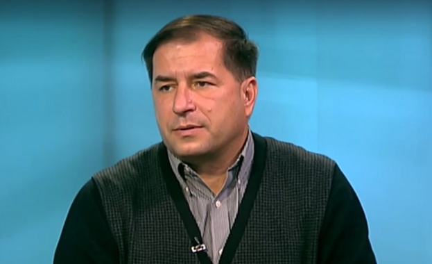 Доц. Борислав Цеков: Предложението на Радев за референдум за еврото е противоконституционно Доц. Борислав Цеков: Предложението на Радев за референдум за еврото е противоконституционно