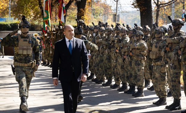 Президентът Румен Радев връчи първите офицерски пагони на курсанти и кадети във Велико Търново