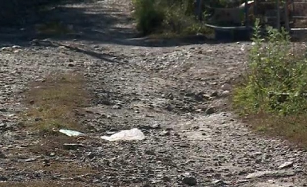 Зрители сигнализират за забравена от общината улица във вилна зона