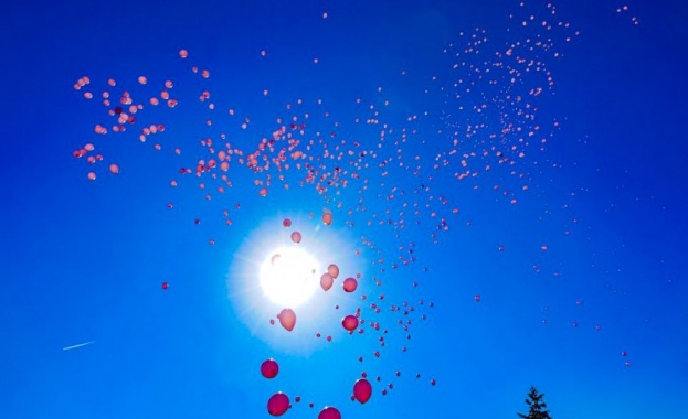 1200 розови балона полетяха в небето над НДК в памет