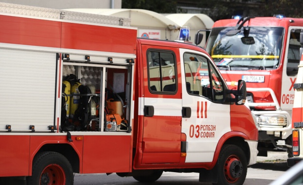 Евакуираха десетки жители от две сгради в София след среднощен пожар