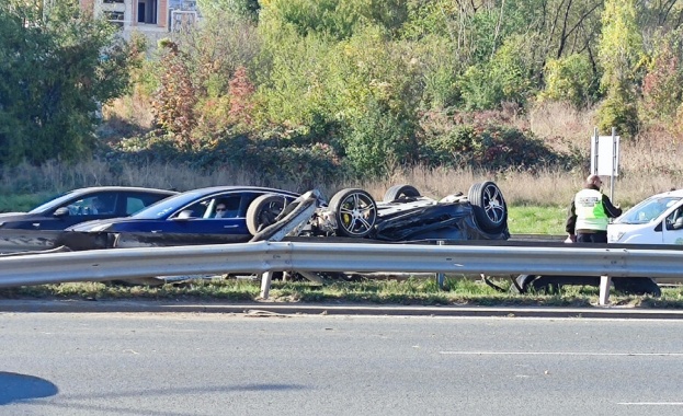 Кола се преобърна по таван на Околовръстния път в София