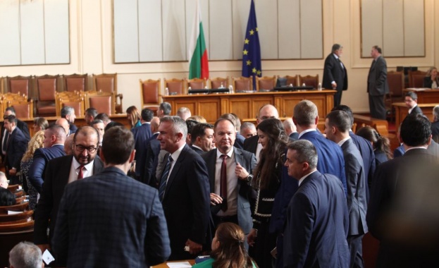 След завръщането си в пленарната зала депутатите отново не успяха