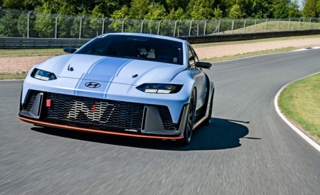 Каращите спортни автомобили са доста скептични по посока на електрическата