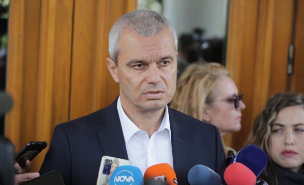 Лидерът на Възраждане Костадин Костадинов обяви пред президента Румен Радев