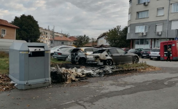 Пожар изпепели два автомобила в Русе. Инцидентът е станал в