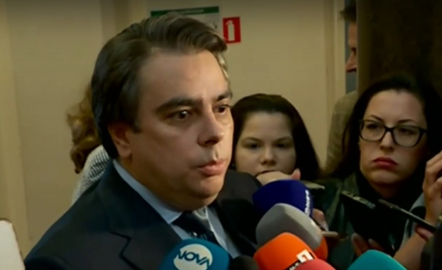 Василев: Надявам се акцията в Агенция "Митници" да не е за сплашване на директора