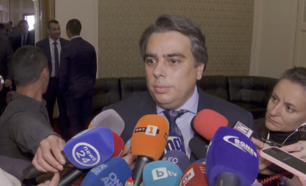 Пари в държавата има стига да се спрат касичките на