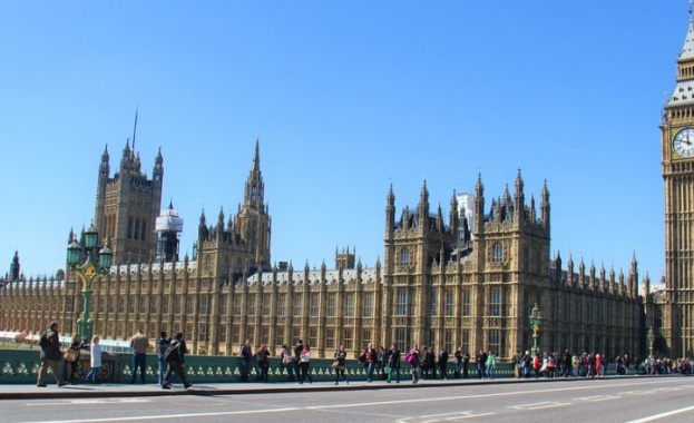 Британският депутат Крисчън Матисън подаде оставка след като независима разследваща