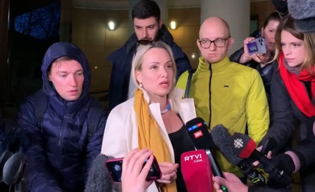 Руски съд постанови да бъде арестувана журналистката Марина Овсянникова, която