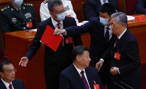 Предишният китайски президент Ху Цзинтао беше отстранен от подиума където